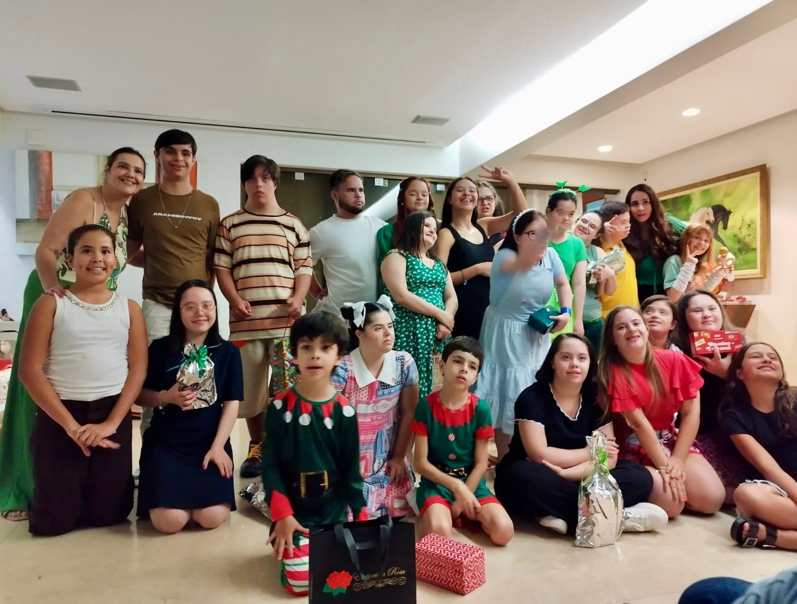 Confraternização de Natal da APTIC: grupo reunido com presentes e fantasias natalinas.